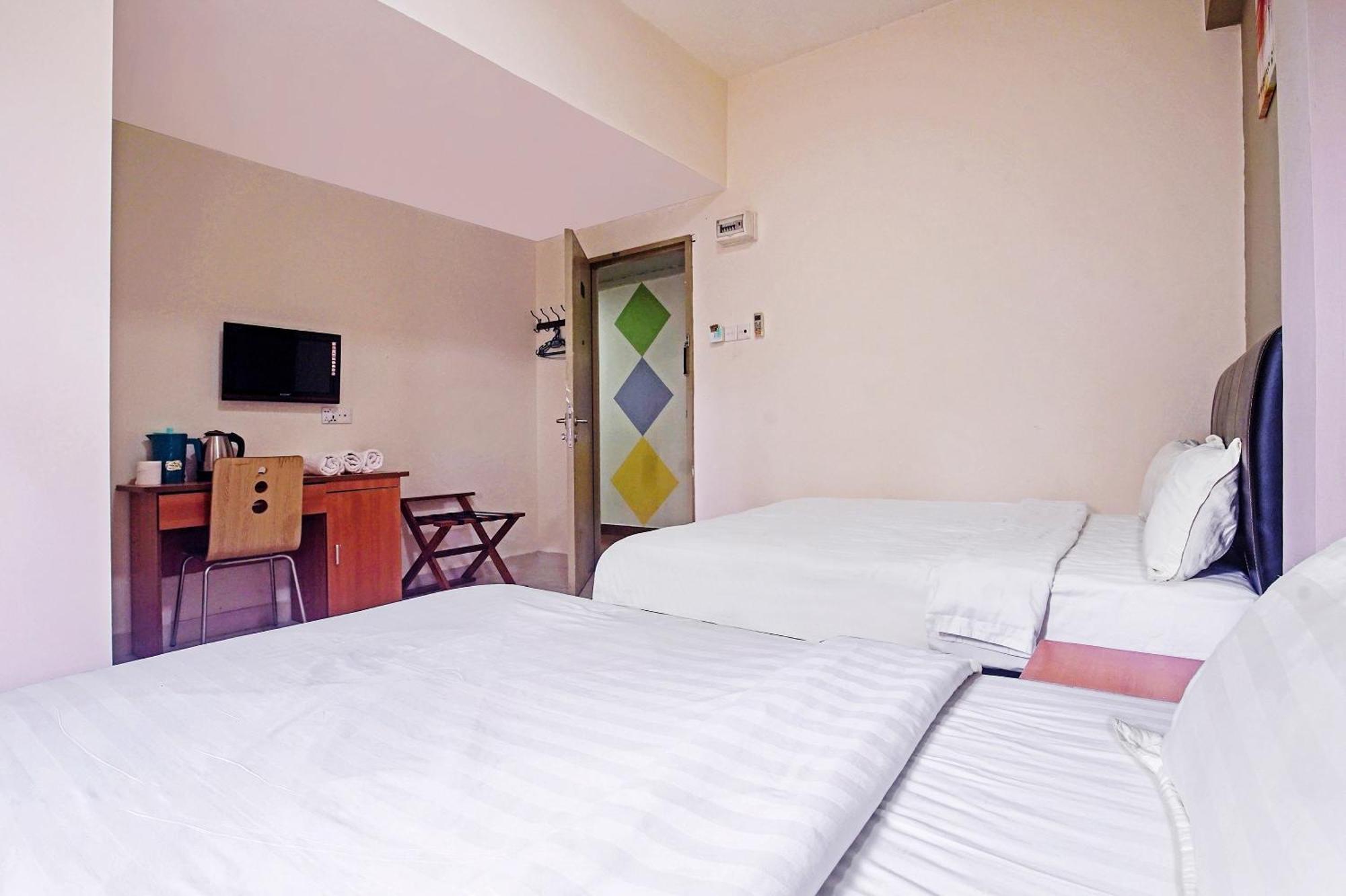 Hotel Night Queen Salak Tinggi Sepang Exterior photo